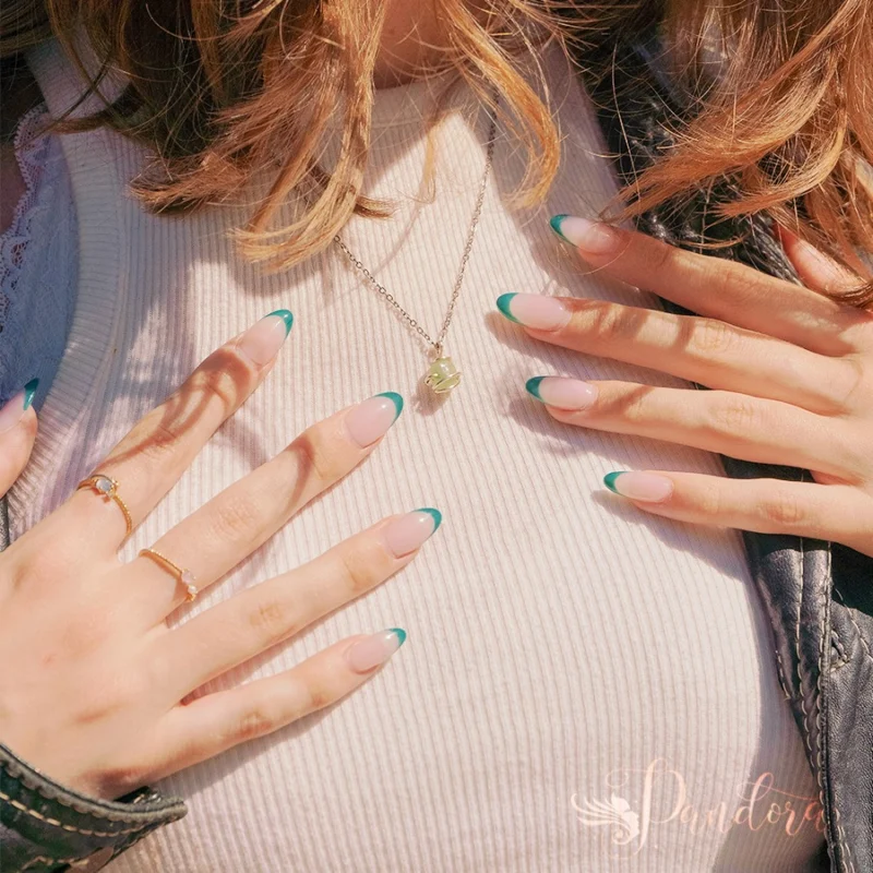 Sunlit glow and gorgeous emerald tips! 🌿✨ We are completely obsessed with the effortless chic of 2026-08-30 - pic.png! Pairing