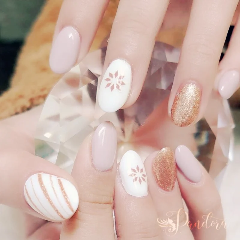 Soft elegance and radiant rose gold! ✨🤍 We are completely captivated by the stunning mix of textures and delicate details