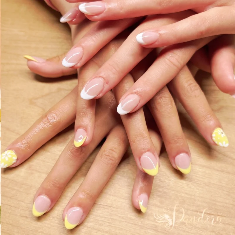 Better together! 🌼💛👯‍♀️ We are absolutely obsessed with this coordinating manicure moment! There is nothing quite like a nail date