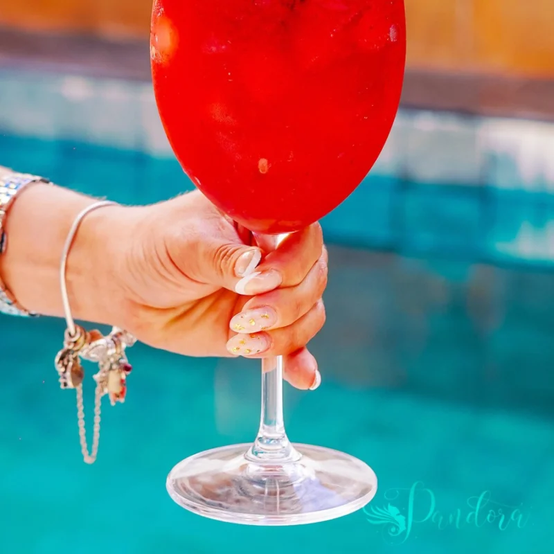 Cheers to poolside glamour and golden details! 🍓🥂 We are absolutely loving the refreshing summer energy in this set! Pairing