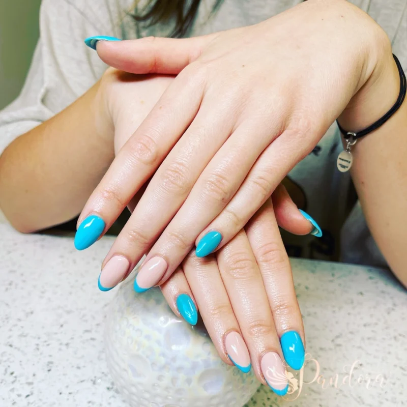 Poolside perfection and vibrant hues! 💦🩵 We are absolutely loving the electric energy of this set! Mixing a bold, solid