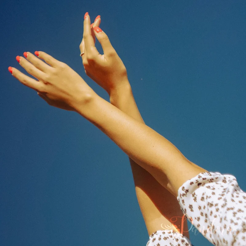 Chasing the sun! ☀️🧡 There is nothing quite like the feeling of warm sunshine and a fresh, vibrant manicure to