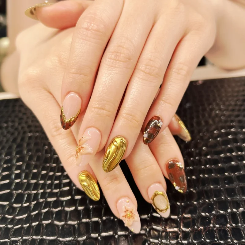 Golden hour, but make it a manicure! ✨🤎 We are still obsessing over every single detail of this incredible mixed-media